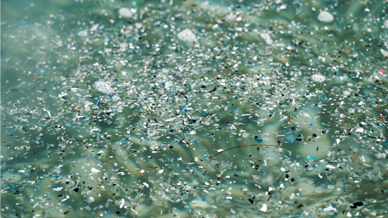 Microplásticos en el agua, como eliminarlos mediante filtración